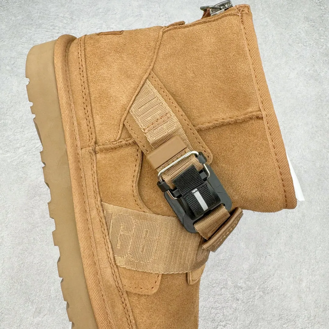 Pick up locally 💰640 UGG 5013 snap-on men's autumn and winter sheepskin and fur integrated snow boots. All shoes are made from the same factory as ZP. Longfeng A-grade Australian imported sheepskin and fur integrated men's boots. Brand OEM production line. Fully follow the ZP process. Original pattern maker of the OEM. Adhering to the principle of no original shoes and no development selection. Pay attention to every detail. The most authentic version on the market TREADLITE "Light Wing" technology outsole Lightweight/durable/flexible/pile size: 40 41 42 43 44 Coding: by3936050
